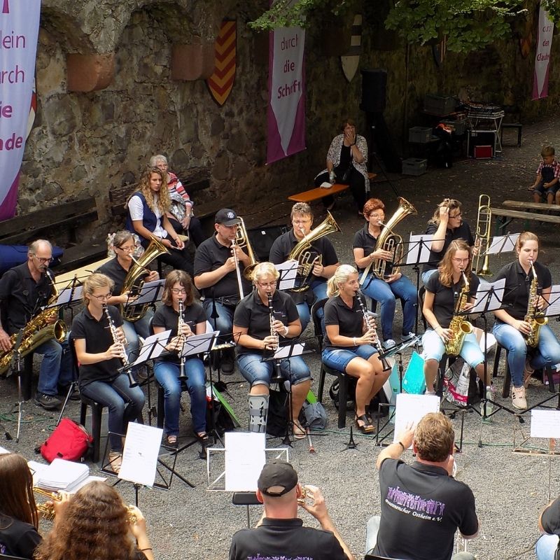 Hof-außen-Posaunenchor-Ostheim-800x800-Bild