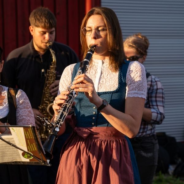 Posaunenchor-Ostheim-600x600-Bild-Dame-Musik